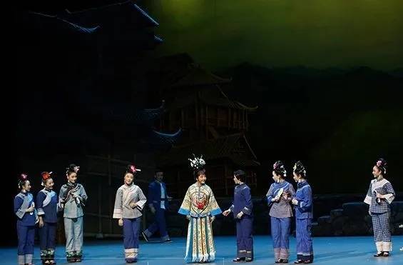 大型原创时代京剧《锦绣女儿》在遵义市上演
